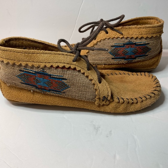 Minnetonka Moccasins tan Ankle Boots 5.5 lace up star pattern on both sides - Picture 11 of 13